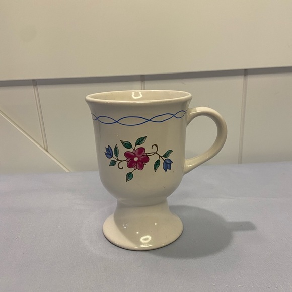 B.I. Inc Floral mug on pedestal - Picture 2 of 4